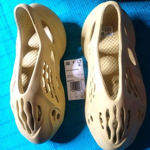 NWT Adidas Yeezy Foam Sulfur Runners Men's size 5
